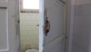 Scuole da incubo: studente rimane chiuso in bagno