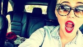 Selfie mania: 1 su 4 se li fa mentre guida