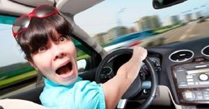 Le 7 tipe al volante che ti è capitato di incontrare almeno una volta nella vita