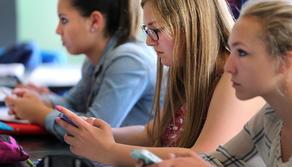 No allo smartphone in classe per studenti e docenti: la proposta di legge in discussione alla Camera