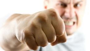 Ancora violenza a scuola: figlio bocciato, il genitore picchia il docente