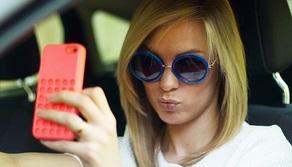 Selfie e WhatsApp mentre guidi? Rischi la patente e... lo smartphone