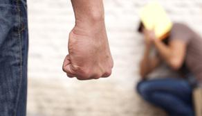 Il bullo lo prende a calci e pugni, la vittima finisce in ospedale con il naso rotto