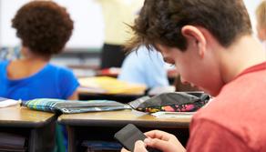 Vietato lo smartphone in classe: scopri dove!