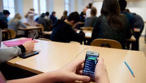 Brutti voti in pagella? Colpa dello smartphone: studenti lo auto-sequestrano
