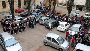 Scuola, cortili da incubo: in 1 caso su 3 è un parcheggio