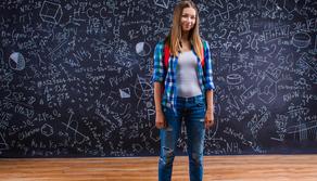 Vietato vestirsi male a scuola: no a magliette e jeans strappati