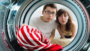 Come fare lavatrice senza rovinare i vestiti? 5 trucchi per fuori sede in crisi