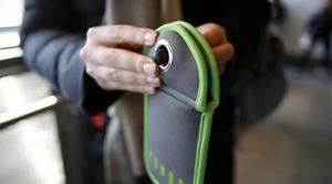 Vietato il cellulare a scuola: la tasca anti-smartphone li blocca tutti