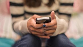 Molestie a scuola, nuove regole su chat tra prof e studenti?