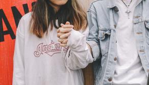 Tradimenti, distanza e sexting: 10 cose che forse non sai sull'amore della GenZ al tempo del Covid