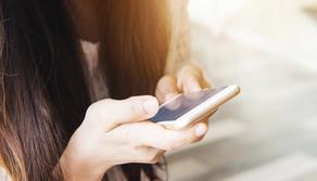 Ricattata dai compagni di scuola per le foto hot: costretta a pagare e fare i compiti per loro