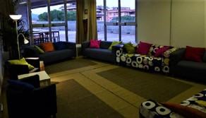 Via sedie e banchi, la classe diventa un salotto: scopri dove!