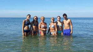 Troppe classi e poche aule: la scuola manda gli studenti al mare (con i prof)