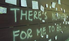 Scrive una frase disperata sul muro del liceo: si riempie di messaggi dei compagni