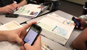 Smartphone a scuola, la Francia li vieta per legge. Mentre in Italia 1 studente su 2 li usa con i prof