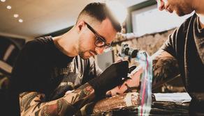 Lavoro in crisi? Non per i tatuatori: le professioni che crescono