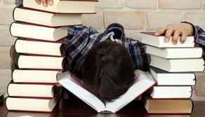 Universitari "incatenati" alla laurea: più di 1 su 3 mente per non deludere i genitori