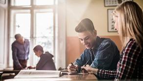 Perdere la testa per il compagno di banco, come comportarsi?