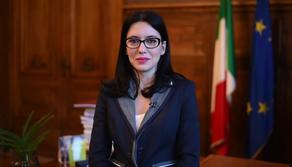 Azzolina: no al plexiglas a scuola. Il video per la fine dell'anno