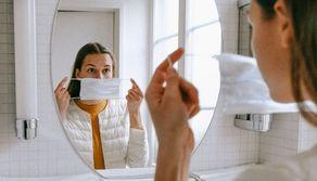 Maskne, è allarme per l'acne da mascherina: come evitarla e come combatterla