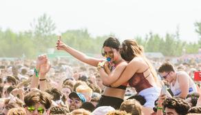 Mega abbraccio di gruppo in tutta Italia alla fine della quarantena (ma intanto #stiamoacasa)