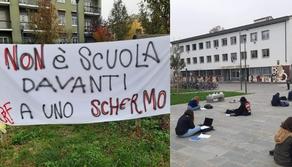 Dad: studenti a terra sotto il liceo come segno di protesta
