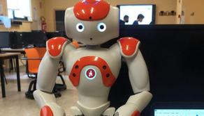 10 studenti programmano il robot che parla, cammina e fa la guida turistica
