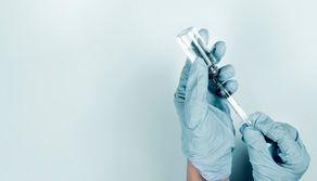 AstraZeneca sotto esame del Cts dopo caso di 18enne con trombosi