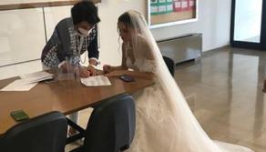 Prof va a scuola in abito da sposa, ecco perché