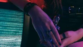 Ragazzi fumano sigarette elettroniche fin dalle elementari