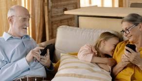 I nonni del 2021? Quasi-genitori e amanti della tecnologia: 1 ragazzo su 3 chatta con loro, il 60% fa videochiamate