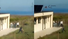 Studente lancia una gallina sul tetto della scuola: tutta la storia