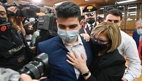 Uccise il padre per difendere la madre, Alex è stato assolto