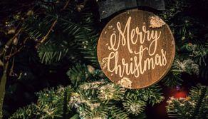 Meglio "Buone Feste" di "Buon Natale": l'Europa detta il galateo degli auguri. Ma poi ci ripensa