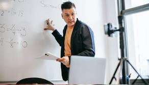 "Il Covid è una pandemenza" e invita a non indossare le mascherine: bufera sul prof