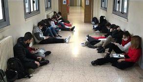 Studenti in gonna contro la violenza sulle donne, professore si rifiuta di fare lezione: scoppia la protesta