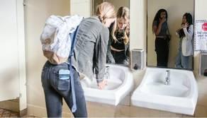 Al liceo vietato andare in bagno a ricreazione: "Troppi infrangono regole anti-Covid"