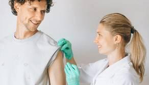 Va a farsi il vaccino con il braccio in silicone per ottenere Green Pass