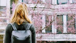 Zaino troppo pesante? Preside mette una bilancia fuori dalla scuola