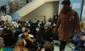 Freddo a scuola, 66 studenti sospesi per aver protestato