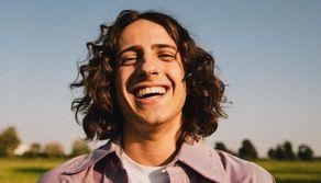 Chi è Sangiovanni, da Amici alla vetta delle classifiche e Sanremo 2022