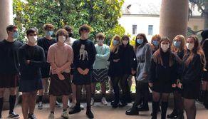 Studenti in gonna a scuola, ma perché? "Necessità di vivere in un ambiente più inclusivo"