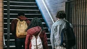 Freddo a scuola, divieto di tenere il giubbotto: "Può portare il Covid". L'assurda regola della scuola