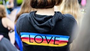 La storia di F. tra i problemi in famiglia e i pregiudizi sul lavoro: “A vent’anni mi sono vestita da donna e ho detto: questa sono io”