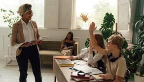 Scuola, professoressa senza mascherina FFP2: studenti abbandonano l'aula