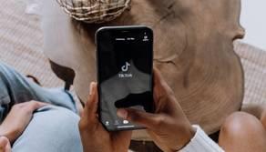 Spara e muore a 14 anni mentre gira un video su TikTok