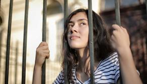 Studente in quarantena scappa di casa calandosi dalla finestra