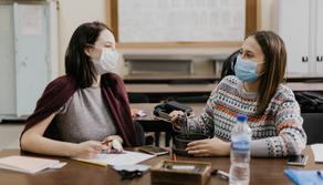 Scuola, grazie alle nuove regole in 4 classi su 10 si è tornati prima in presenza. Ma è stato un weekend di “corsa al tampone”