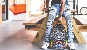 Alunna criticata da prof per la pancia scoperta: per 1 studente su 4 la scuola impone un "dress code"